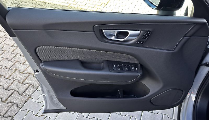 Volvo XC60 B5 AWD /1. maj / výhřev + kola - fotka 11 z 40