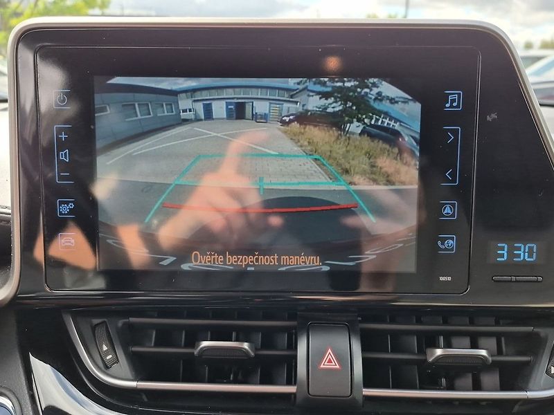 Toyota C-HR Hybrid 1.8 E-CVT Selection - fotka 17 z 26