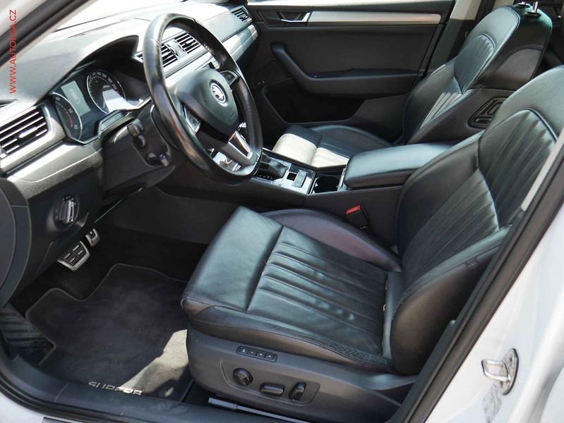 Škoda Superb (2015) 1.6TDi, ČR, Style, DSG, kůže - fotka 9 z 21