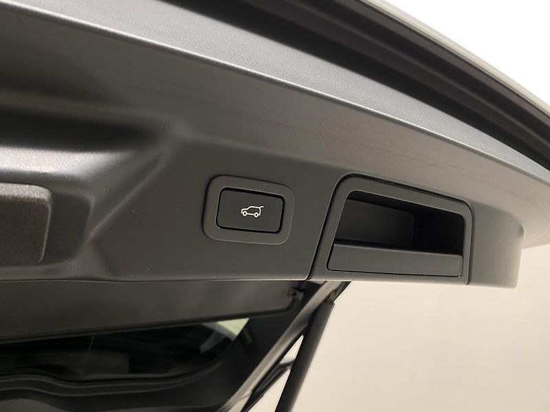 Land Rover Range Rover Velar D200 SE AWD AUT REZERVACE - fotka 31 z 47