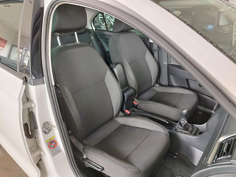 Škoda Rapid (2014) 1,6TDI,66KW,ALU,TAŽNÝ,TOP - fotka 13 z 27