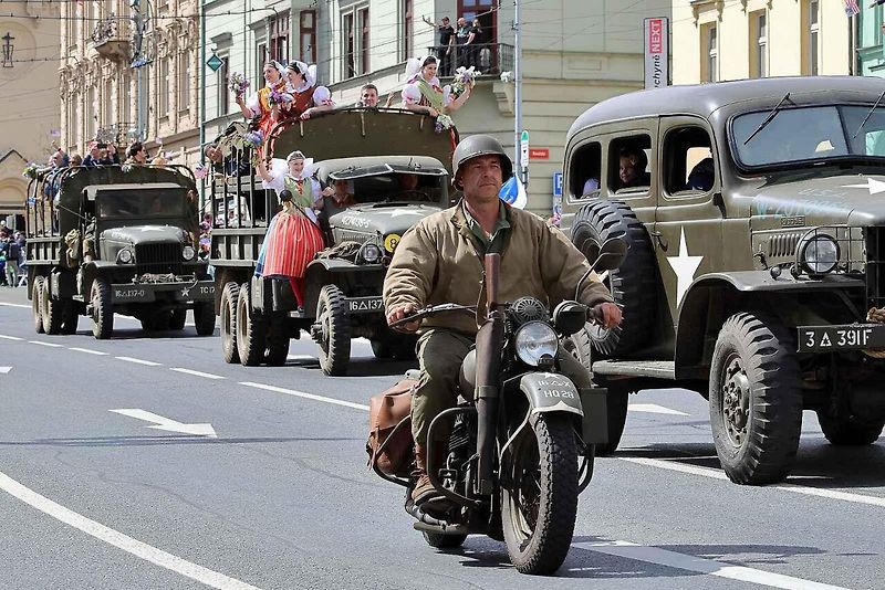 Plzní projel Konvoj svobody. Stovky kusů historické vojenské techniky v neděli projely z Bor do centra města. Ulice lemovaly tisíce diváků.