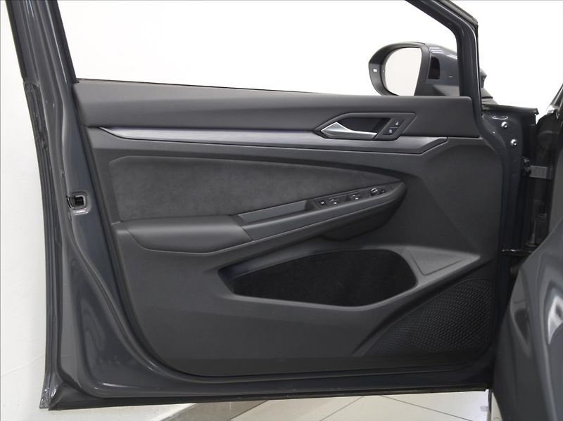 Volkswagen Golf 1,5 TSI 110kW Style Var. 63tkm - fotka 18 z 24