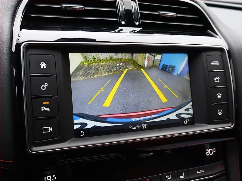 Jaguar F-Pace (2017) 20d AWD, 4X4, Automat - fotka 15 z 22