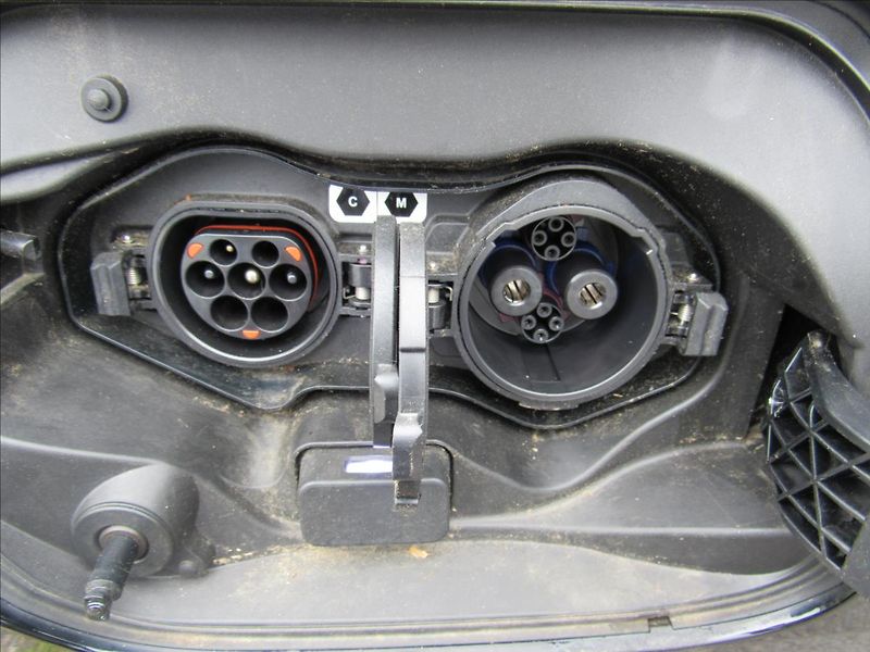 Mitsubishi Eclipse Cross 2,4 i PHEV Plug-in Instyle+ - fotka 31 z 34