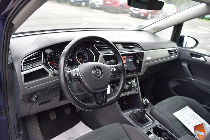 Volkswagen Touran (2018) 1.4TSI 110kw CLBMT 7MÍST NAVI - fotka 23 z 49