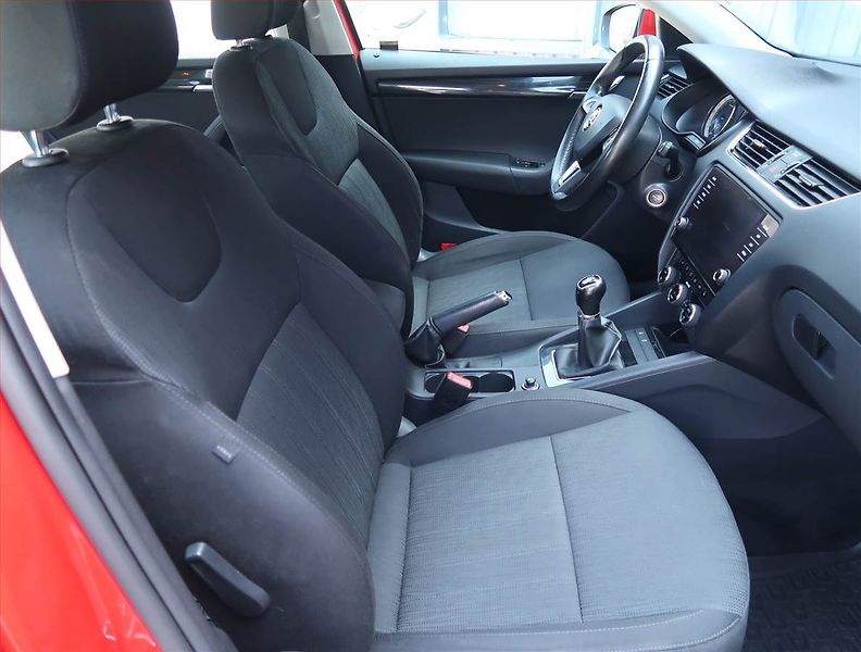 Škoda Octavia (2017) Elegance 1.6 TDI, Serv.kniha - fotka 9 z 15