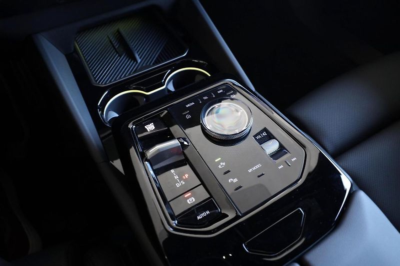 BMW Řada 5 540d xDrive Touring - fotka 13 z 32