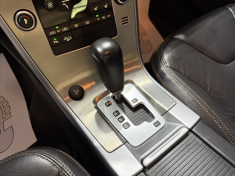 Volvo XC60 2,4   D5 AWD SUMMUM XENON - fotka 18 z 39