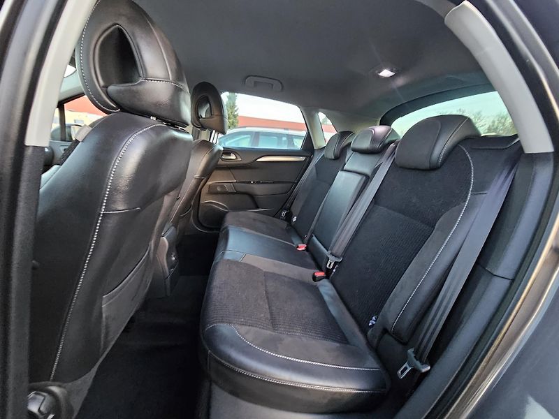 Citroën C4 (2016) 1.2 81kW SHINE,81 000 KM !!! - fotka 42 z 47