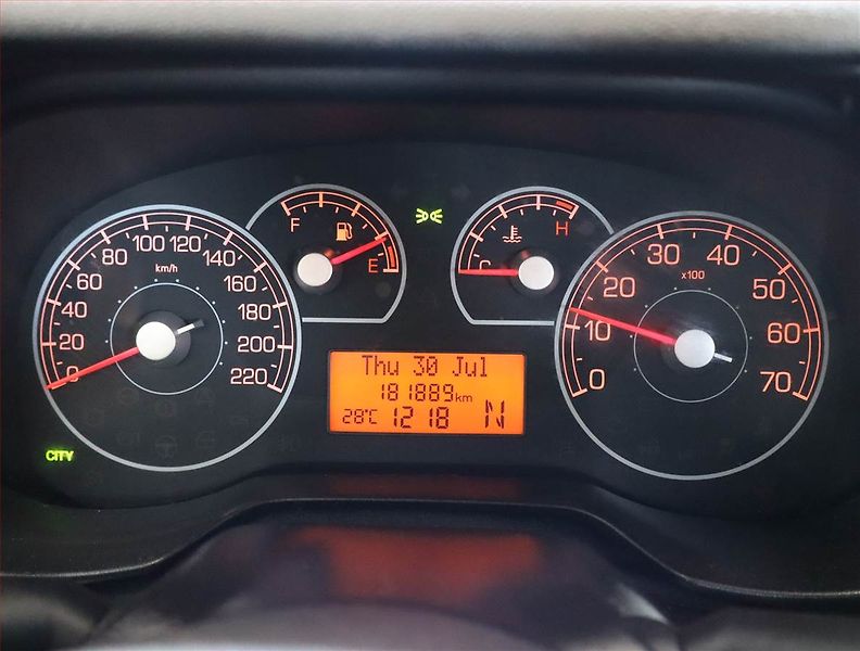 Fiat Punto (2007) 1.4, Automat, po STK - fotka 11 z 15