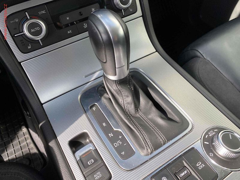 Volkswagen Touareg (2017) 3.0TDi 4x4, ČR, R-Line, TZ - fotka 17 z 23