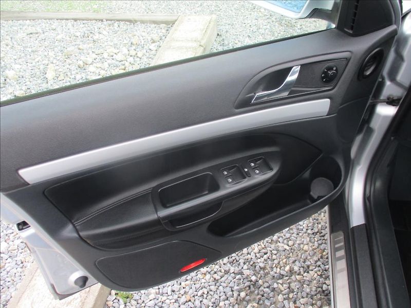Škoda Octavia 2,0 TDI RS, aut.klima,tažné, - fotka 19 z 38