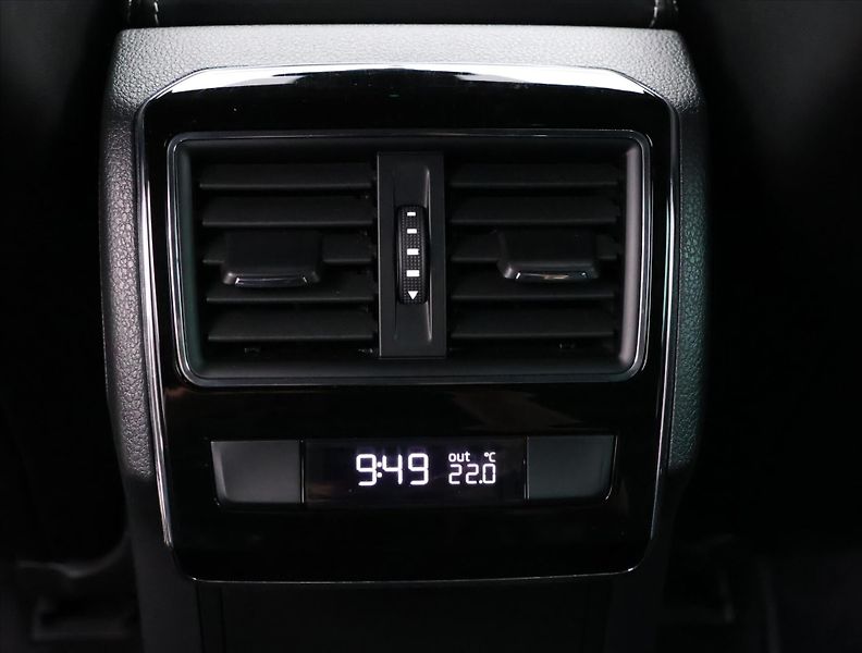 Škoda Superb 2.0 TSI 200kW DSG SportLine - fotka 33 z 42