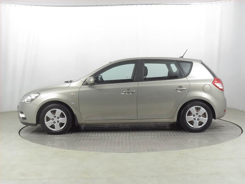 Kia Ceed (2010) 1.4 CVVT, Serv.kniha, Tempomat - fotka 3 z 16