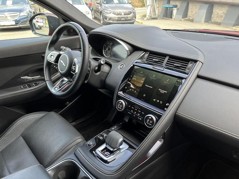 Jaguar E-Pace 2.0 D165 AWD R-DYNAMIC ZÁRUKA - fotka 13 z 22