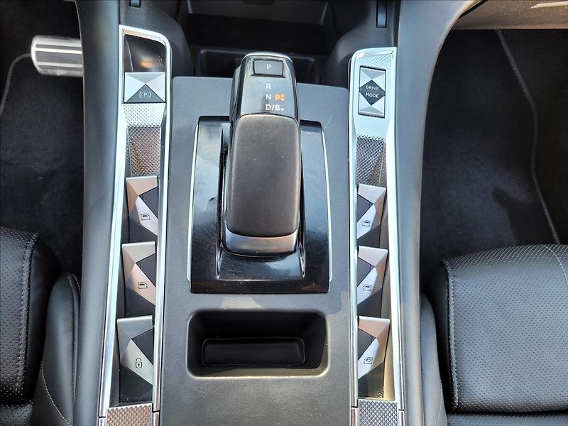 DS Automobiles DS7 Crossback 1,6 Louvre PHEV,4x4,kůže,LED - fotka 28 z 41
