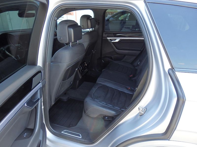 Volkswagen Touareg 4.0 TDI V8 310 kW R-LINE - fotka 7 z 26