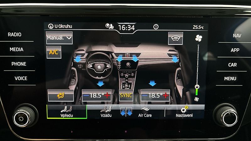 Škoda Superb 2.0 TDI DSG 4x4 Style Combi - fotka 26 z 28