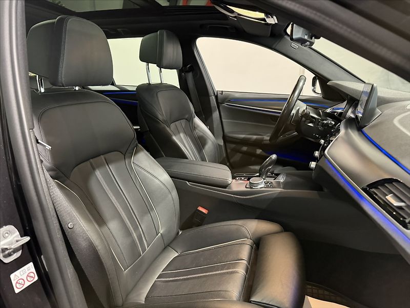 BMW Řada 5 3,0   530D M-PAKET PANO LASER - fotka 36 z 48