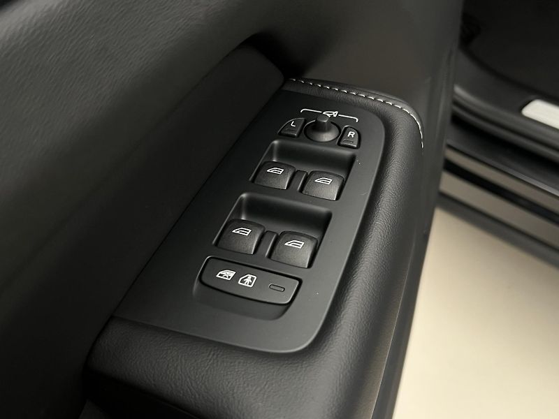 Volvo XC60 B5 AWD DARK PLUS AUT - fotka 44 z 45