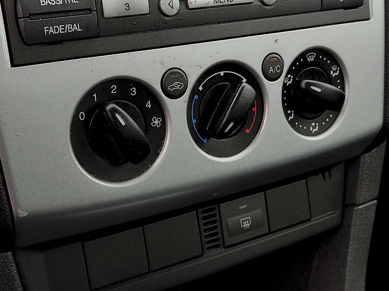 Ford Focus (2006) 1,6 i 74 Kw Automat - fotka 13 z 31