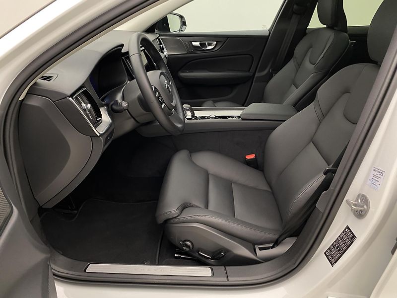 Volvo V60 B4 DARK PLUS AUT  - fotka 3 z 59