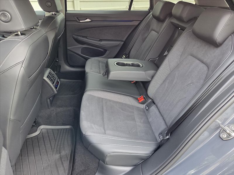 Volkswagen Golf 1,5 eTSi 110kW DSG Tov.záruka - fotka 11 z 24