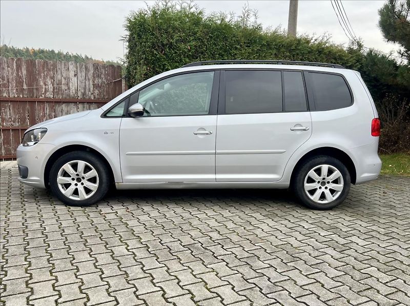 Volkswagen Touran 1,6 TDi  NAVI / kamera / ALU - fotka 2 z 44