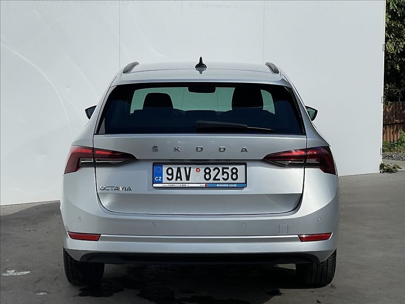 Škoda Octavia 2,0 TDI Combi Ambition Plus - fotka 22 z 23