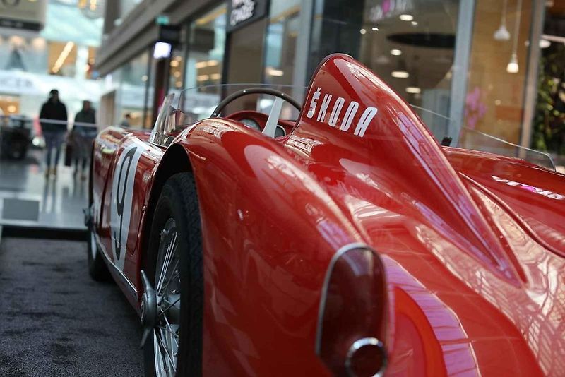 Desítkami historických aut značky Škoda se lze od čtvrtka kochat v obchodním centru Olympia v Brně. K vidění je třiadvacet aut, pět motocyklů a jízdní kolo.