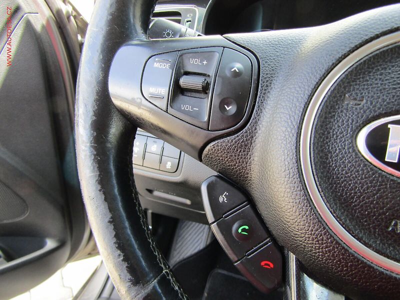Kia Carens (2014) 1.7 CRDi, ČR, AC, park.asist - fotka 12 z 18
