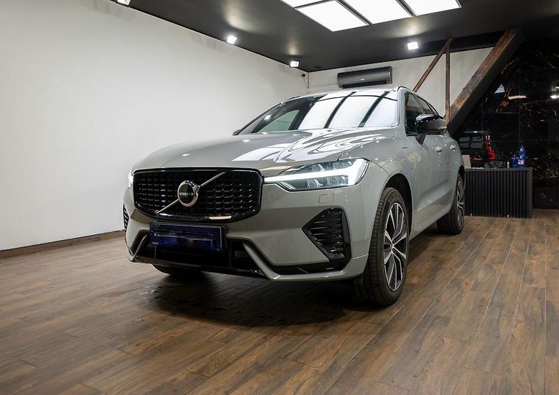 Volvo XC60 (2025) Plug-in hybrid PLUS DARK - fotka 2 z 26