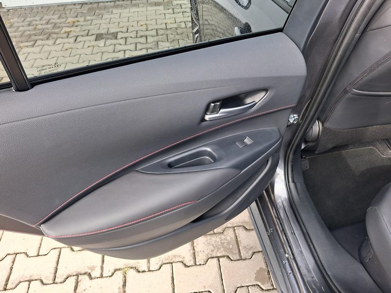 Toyota Corolla 1.8 HSD e-CVT GR Sport - fotka 21 z 24