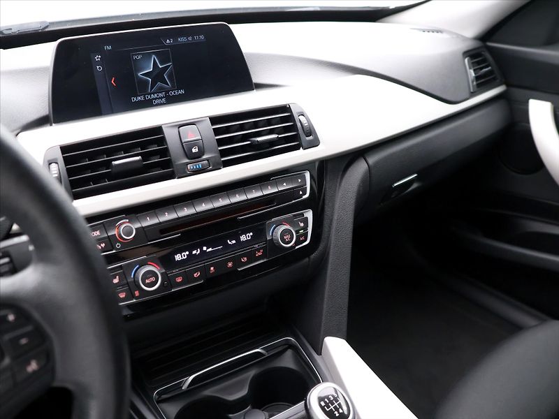BMW Řada 3 2,0 320d 140kW xDrive CZ Sport - fotka 23 z 37