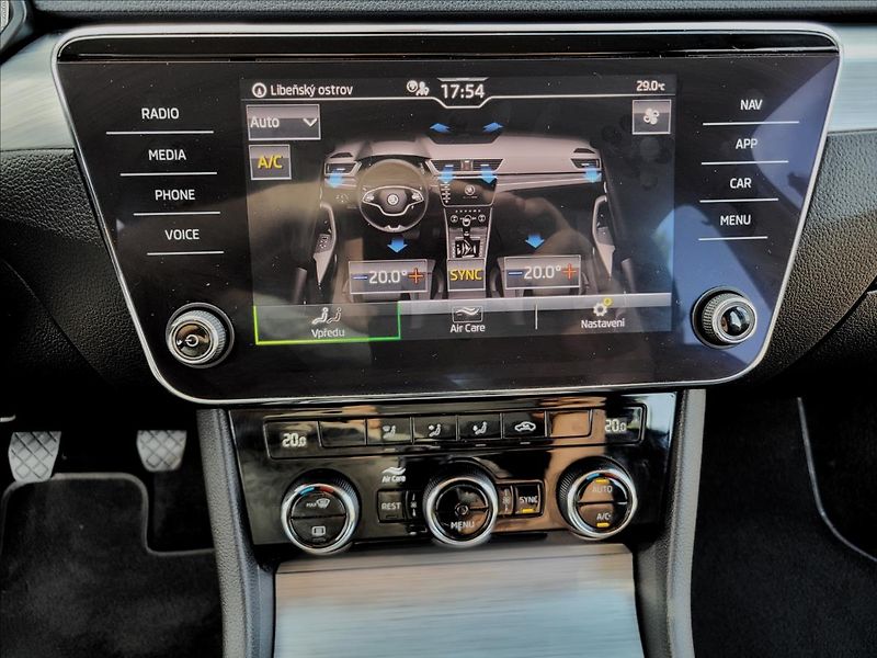 Škoda Superb 1,5 zálohováno - fotka 33 z 50