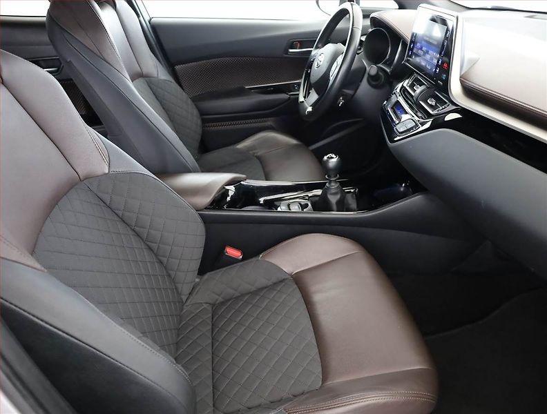 Toyota C-HR (2019) 1.2 Turbo - fotka 7 z 18