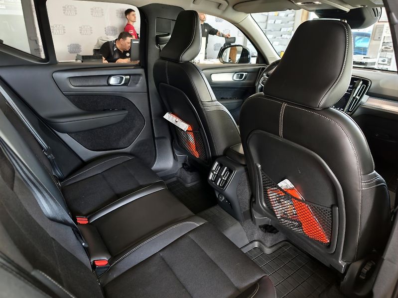Volvo XC40  D3 AWD Momentum+Winter Pack - fotka 13 z 23