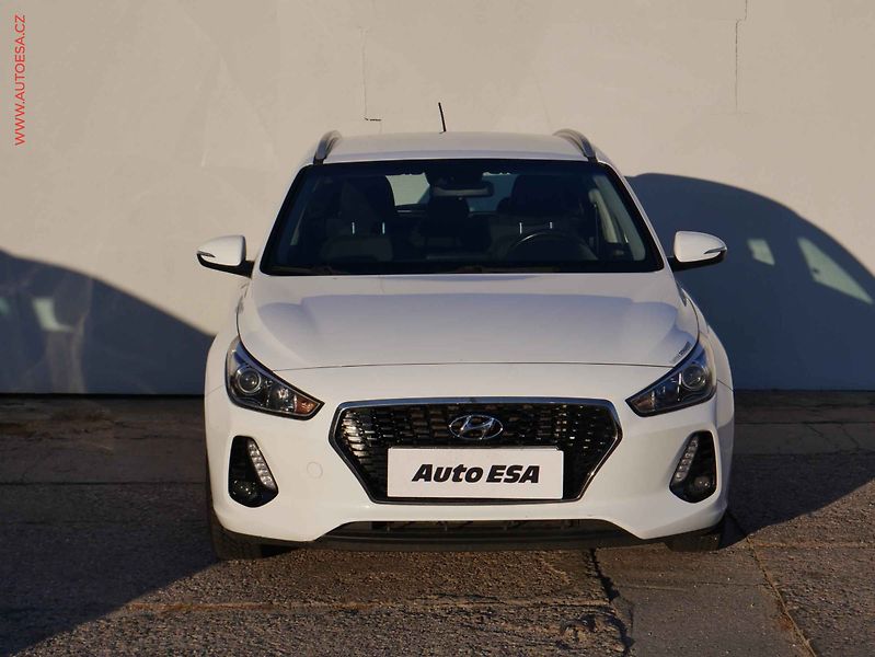 Hyundai i30 (2018) 1.0 T-GDI, ČR, STK3/28, AC - fotka 2 z 14