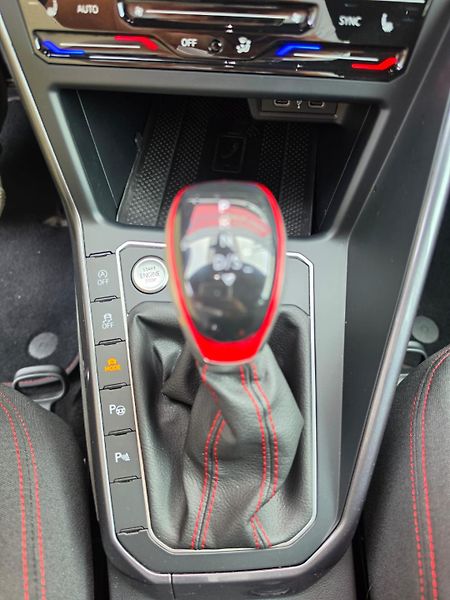 Volkswagen Polo GTI 2.0TSI DSG 152kW DPH 1.Maj - fotka 15 z 22