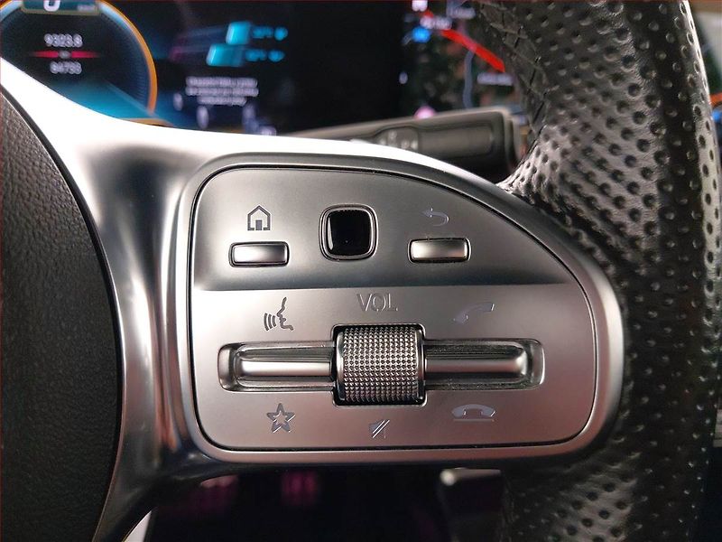 Mercedes-Benz Třídy A (2019) AMG line A 35 AMG 4MATIC - fotka 16 z 26