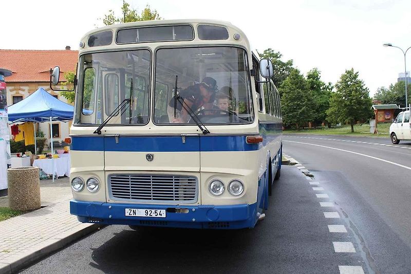 Dva dny si mohli zájemci prohlížet historický autobus Karosa ŠL11 z roku 1979, který na stanovišti před přesunutým kostelem Nanebevzetí Panny Marie v Mostě vystavoval Dopravní podnik měst Mostu a Litvínova.