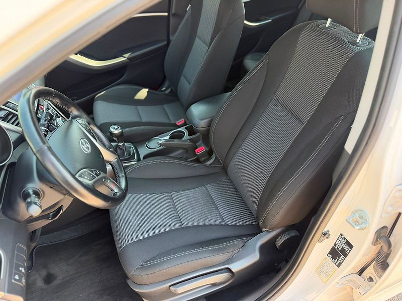 Hyundai i30 1.4CVVT 100 MAN6 Trikolor - fotka 8 z 25