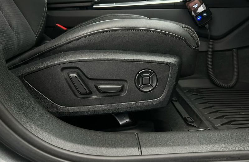 Audi A6 Avant 55 e TFSI Q S-Line Matrix Taž  - fotka 19 z 29