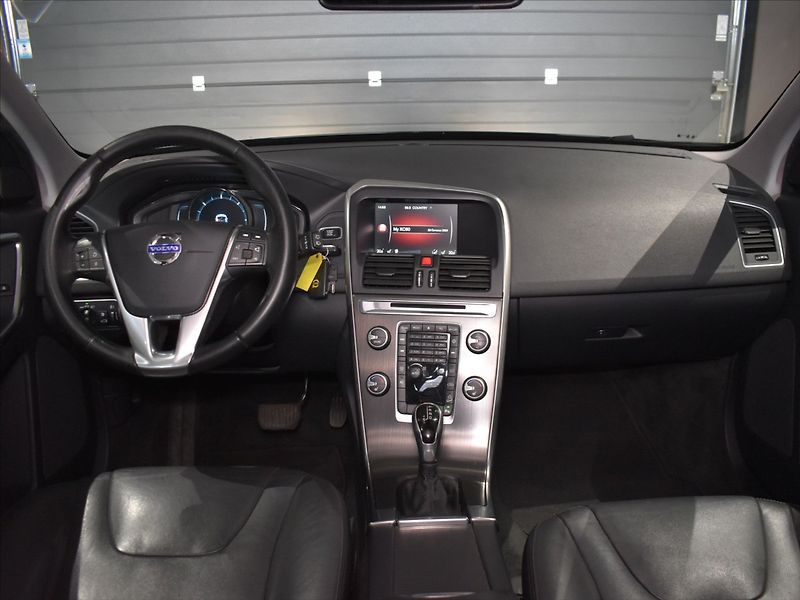 Volvo XC60 2,4 D4 SUMMUM - fotka 13 z 22