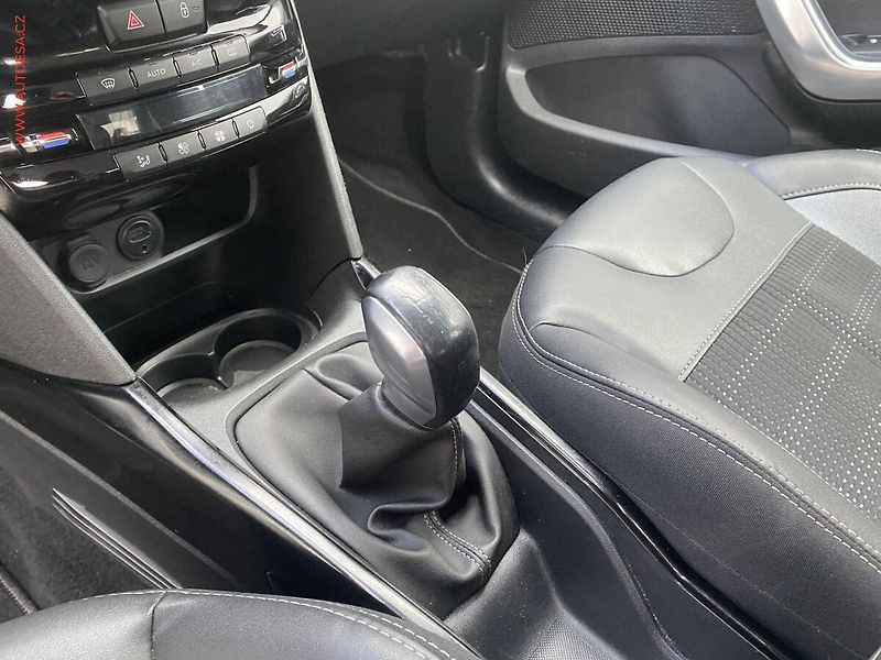 Peugeot 2008 (2017) 1.2 PT, Allure, navi, kamera - fotka 15 z 17