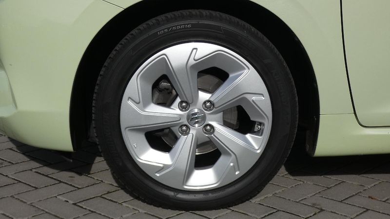 Suzuki Swift 1.2 DualJet mHEV Premium - fotka 22 z 23