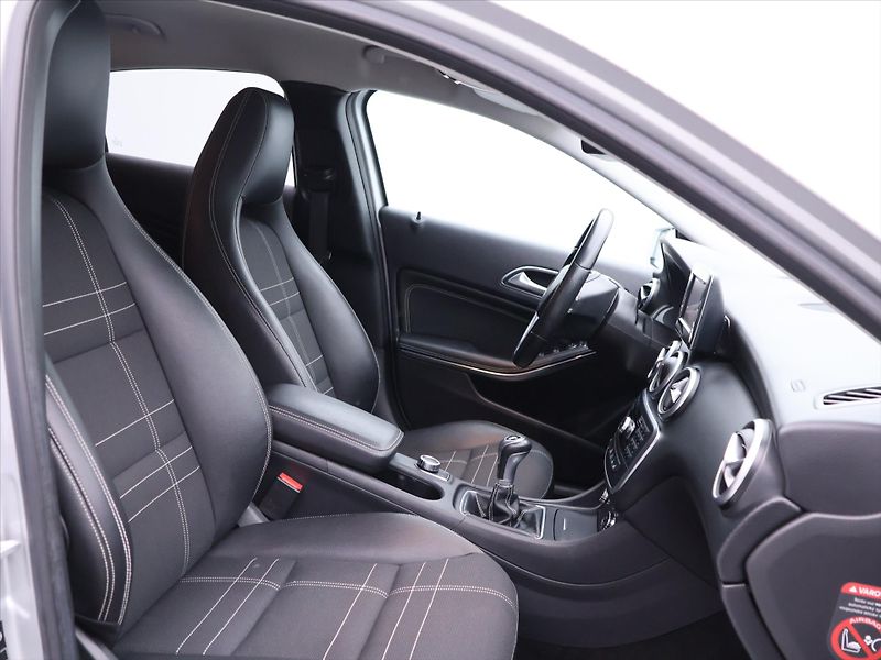 Mercedes-Benz Třídy A 1,6 180i 90kW CZ Sport Xenon - fotka 13 z 30