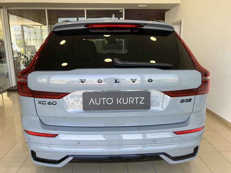 Volvo XC60 B5 AWD Black Edition Plus AT8 - fotka 8 z 47