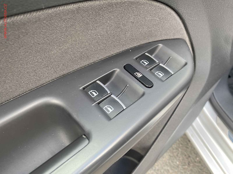 Volkswagen Touran (2012) 2.0 TDi, AC, panor - fotka 13 z 18